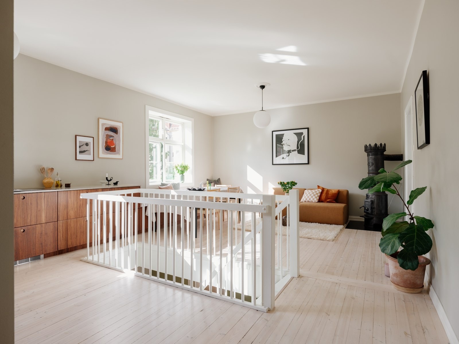 Lysinnslippet i leiligheten er noe av det selgerne har satt svært stor pris på. Her får du også direkte sollys inn, fra morgen til sent. Galleribilde