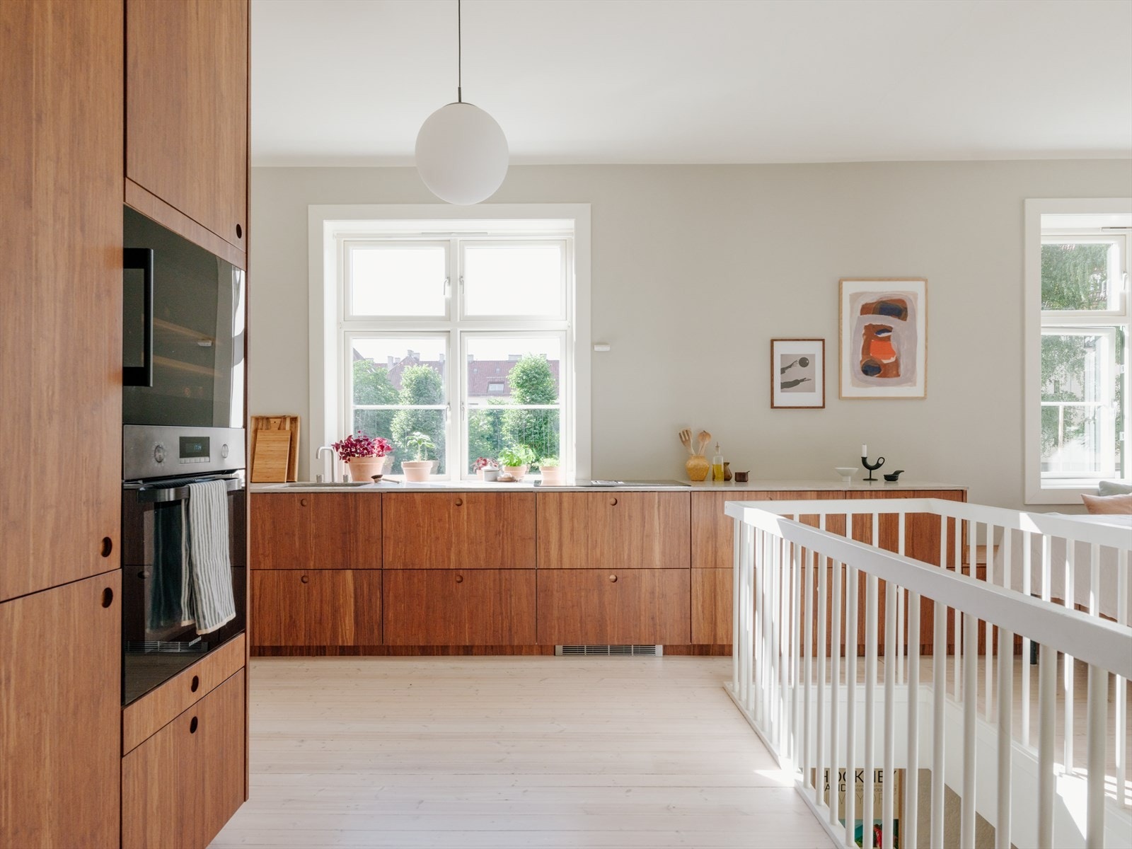 Kjøkkenet er helt klart hjemmets hjerte. Hele rommet vender ut mot det herlige gårdsrommet, som Italiagården (blant annet) er kjent for. Galleribilde