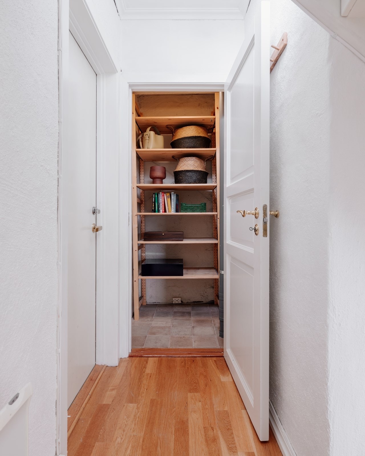 Praktisk innvendig bod. Som nevnt disponeres også loftsbod, med ca. 5 kvm gulvareal. Rømningsvei via døra til venstre. Galleribilde