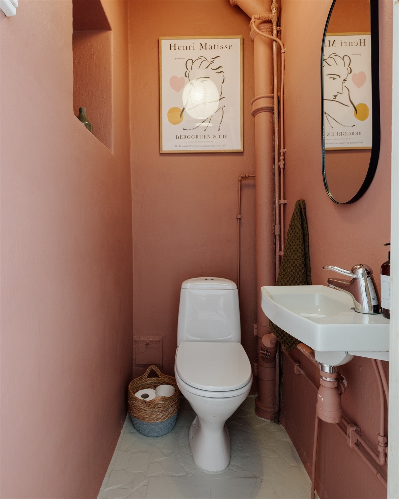 Toalettrommet har lettvint adkomst fra entréen, hvilket er praktisk når man har gjester på besøk. Rommet er malt i 2021. Galleribilde