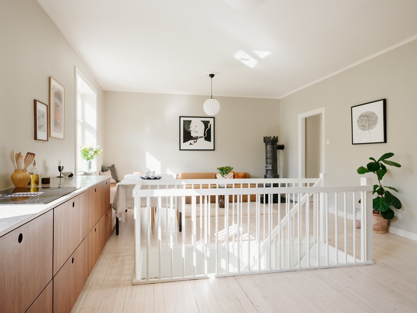 Alle vegger, tak, lister og gulv i overetasjen (utenom toalettrommet) ble renovert i 2021
, og holder en tidløs fargepalett. Galleribilde