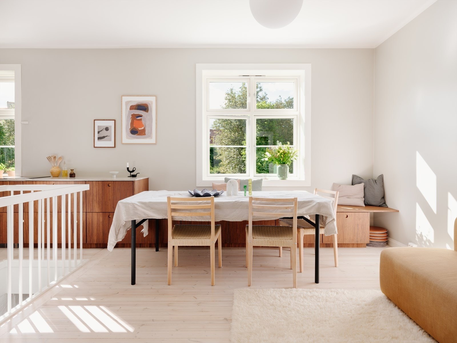 Legg merke til den smarte sittebenken (med oppbevaring) under vinduet, i samme utførelse som kjøkkeninnredningen. Galleribilde