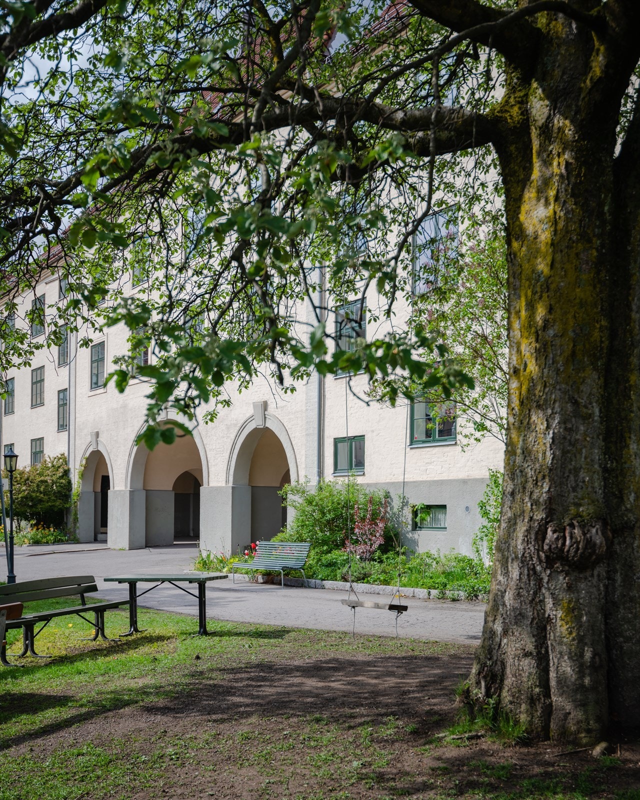 Flott og parkmessig opparbeidet gårdsrom. Galleribilde