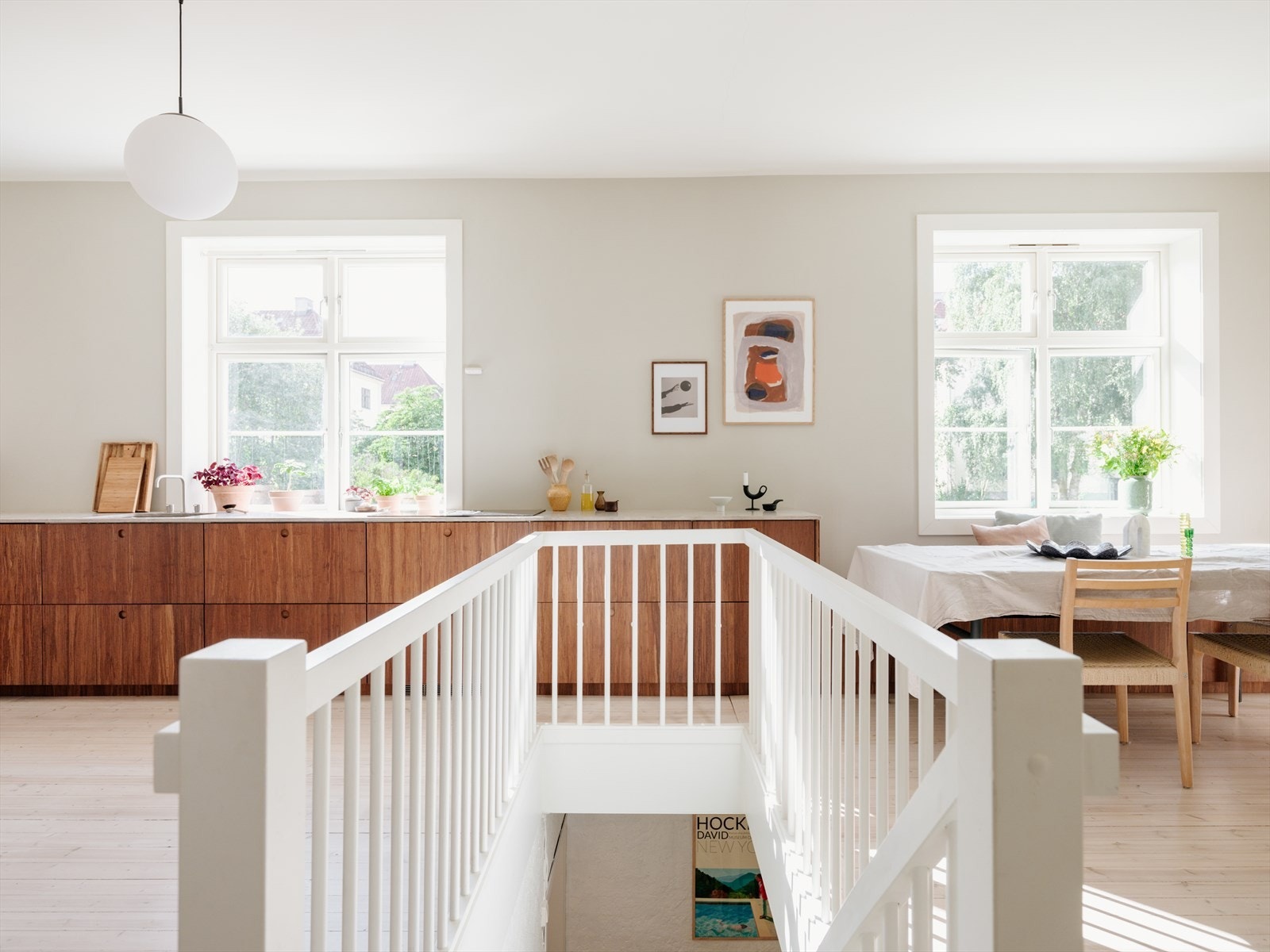 Store deler av øverste boplan er rehabilitert i 2021. I 2002 ble underetasjen bygget ut. Vi viser deg hele overetasjen, før du får kikke nede. Galleribilde