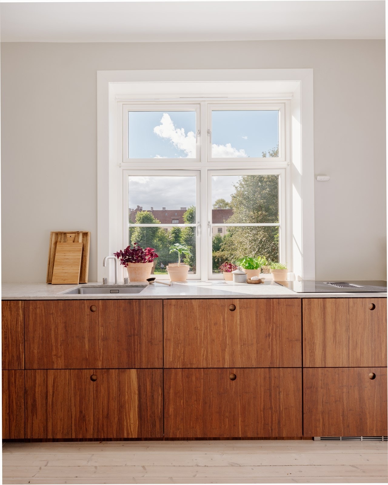 Kjøkkenet ble pusset opp i 2021. Frontene er fra Ask og Eng, og benkeplaten er i granitt. Galleribilde