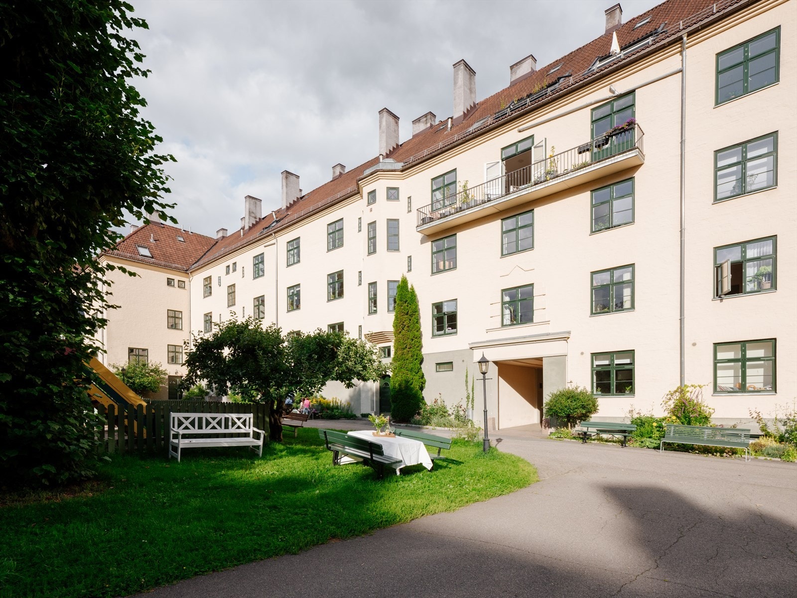 Selgerne har hatt stor glede av gårdsrommet, og har ofte hatt gjester her i hagen. Hovedetasjen i leiligheten ligger i høy 1.etg, på nivået over portalen. Galleribilde