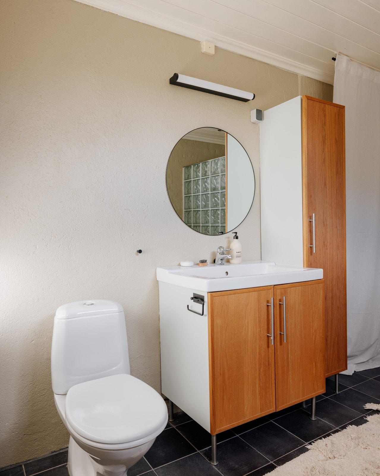 Bak forhenget til høyre på bildet, er det plass og opplegg til vaskemaskin. Galleribilde