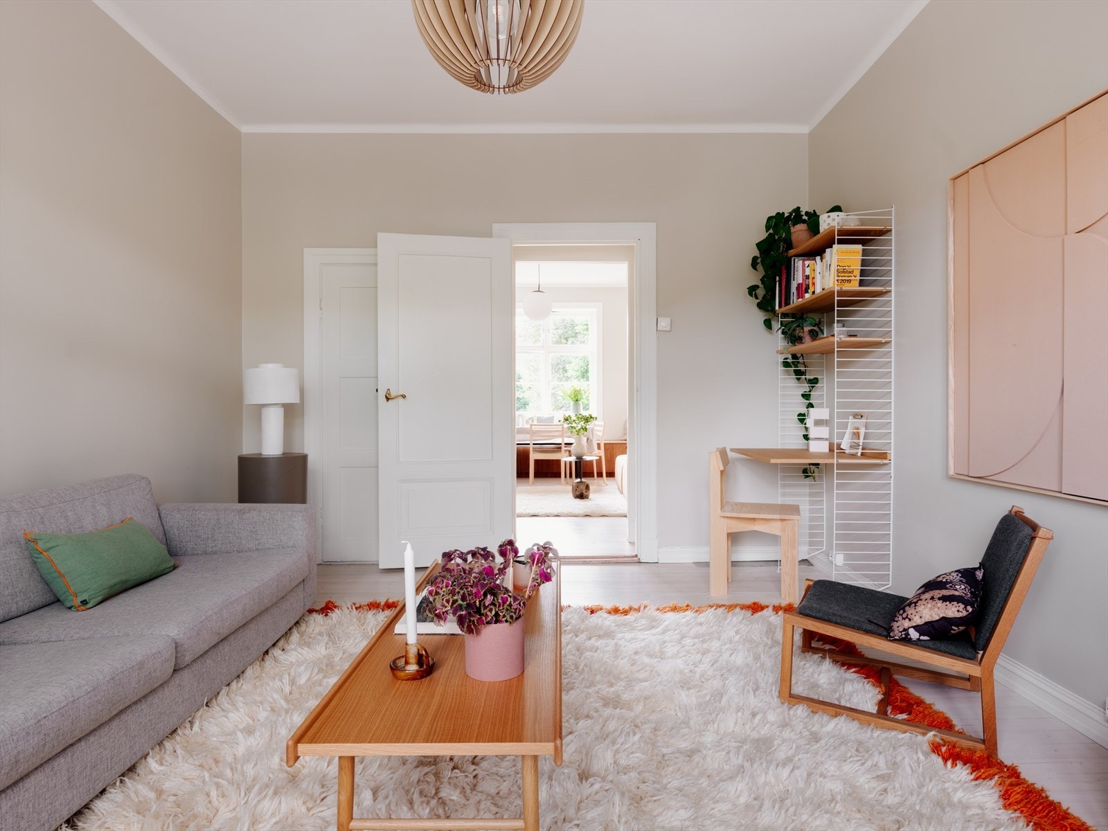 Legg merke til skapet/boden like bak døra. Praktisk med mer lagringsplass! Leiligheten disponerer loftsbod med ca. 5 kvm gulvareal. Galleribilde