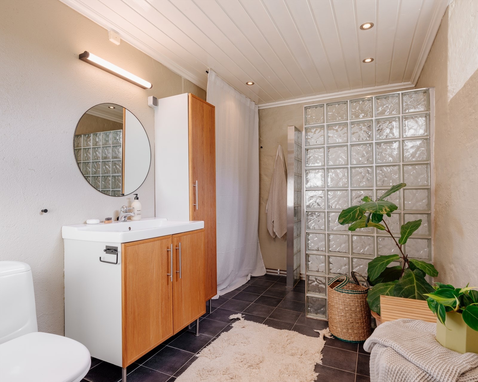 Stort bad, med (usjenert) vindu og naturlig lysinnslipp. Galleribilde