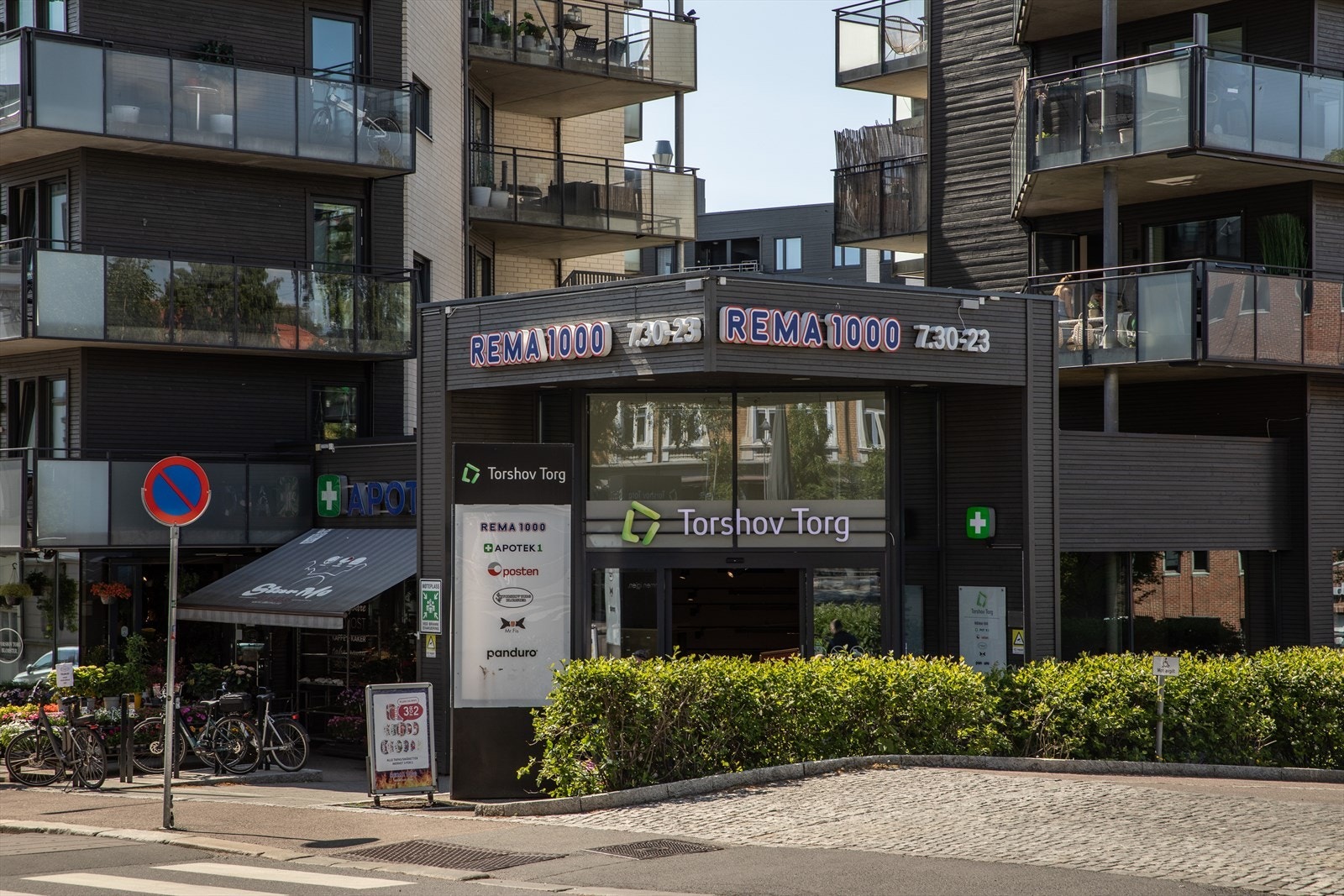 Torshov Torg har stor Rema1000, apotek, sushi og blomsterbutikk. Galleribilde