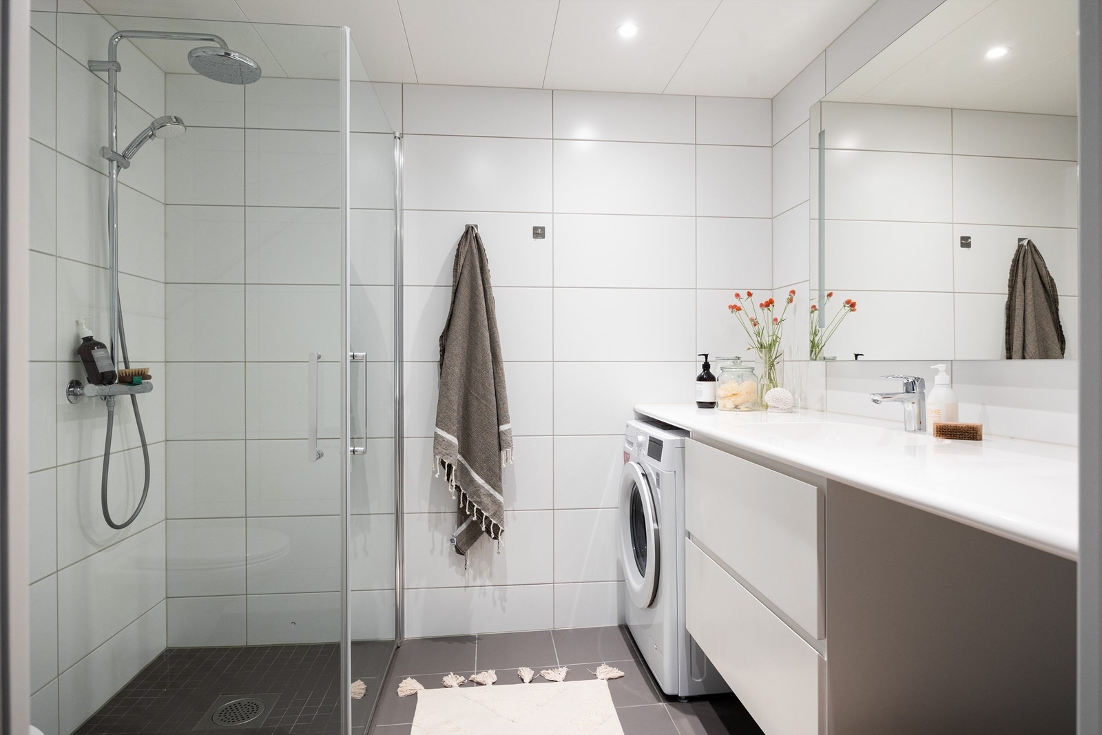 Lyst og moderne baderom med lekre fliser, varme i gulv og downlights i himling Galleribilde