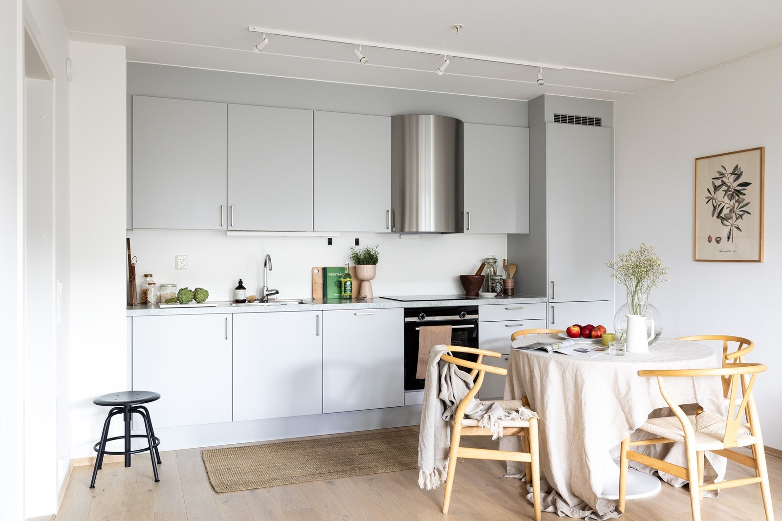 Stikkontakt og belysning mellom benk og overskap Galleribilde