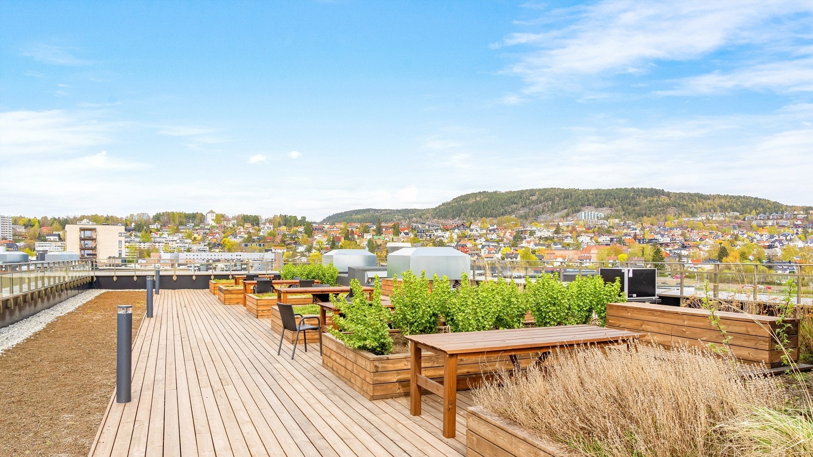 Flere felles takterrasser i sameiet med sol hele dagen, sittegrupper og utsikt Galleribilde