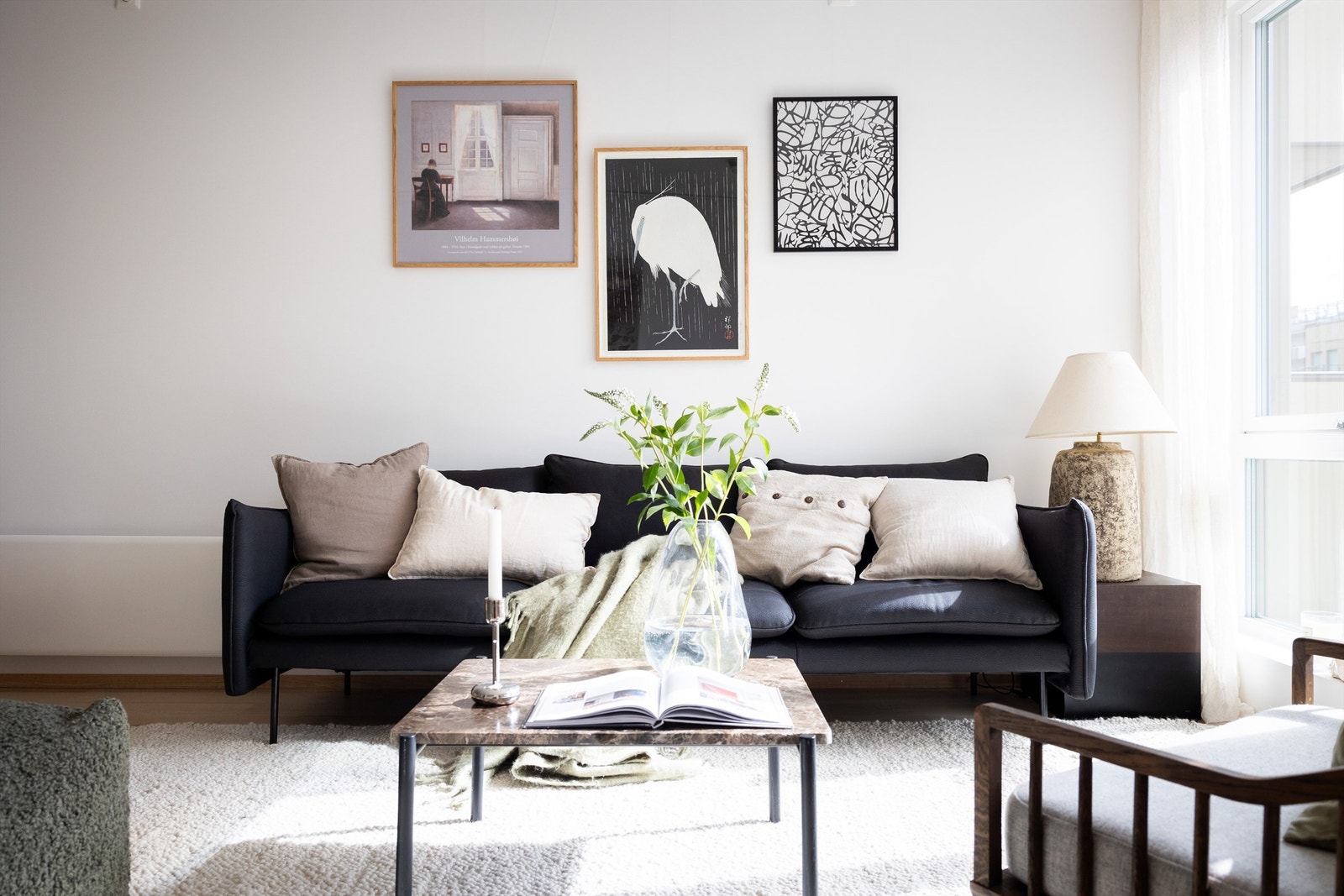 Her er det god plass til stuemøblement som en sofa med tilhørende salongbord og tv-seksjon Galleribilde