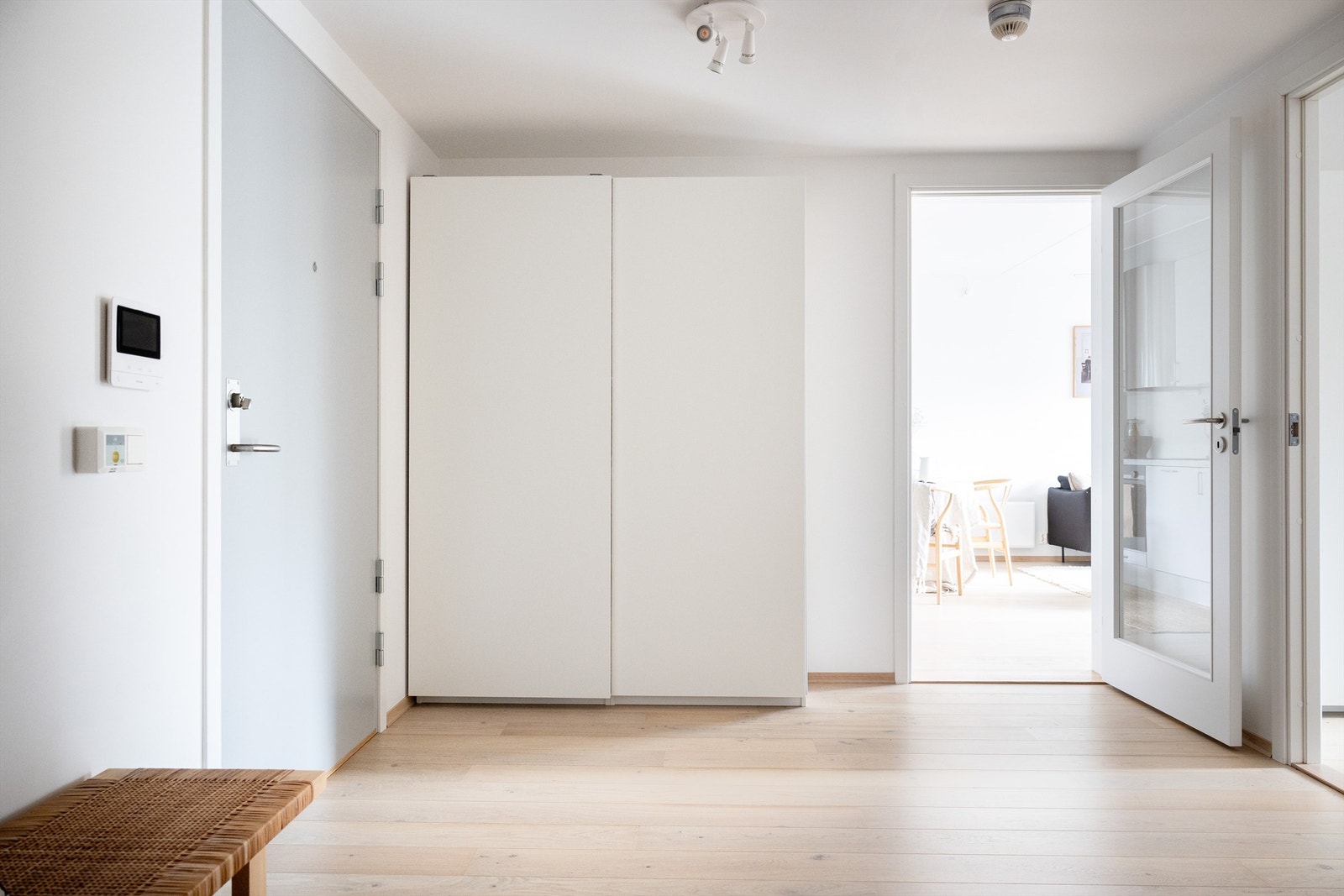 I entreen er det god plass til oppbevaring i romslig skyvedørsgarderobe Galleribilde