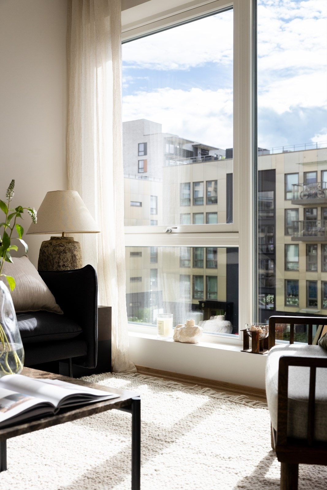 Tiltalende og moderne stue med en lys og luftig romfølelse Galleribilde