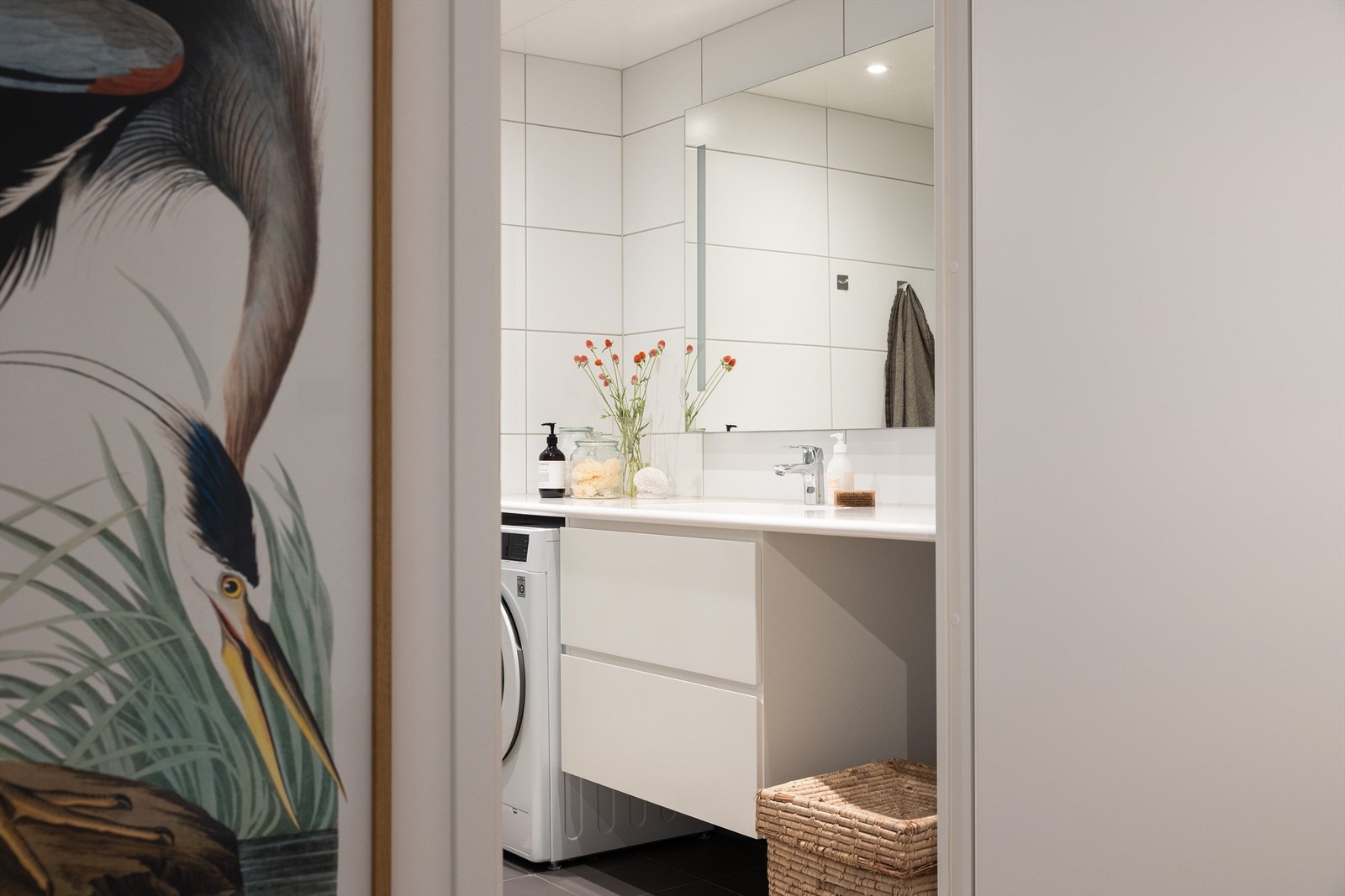 Opplegg for vaskemaskin og tørketrommel under benkeplate Galleribilde