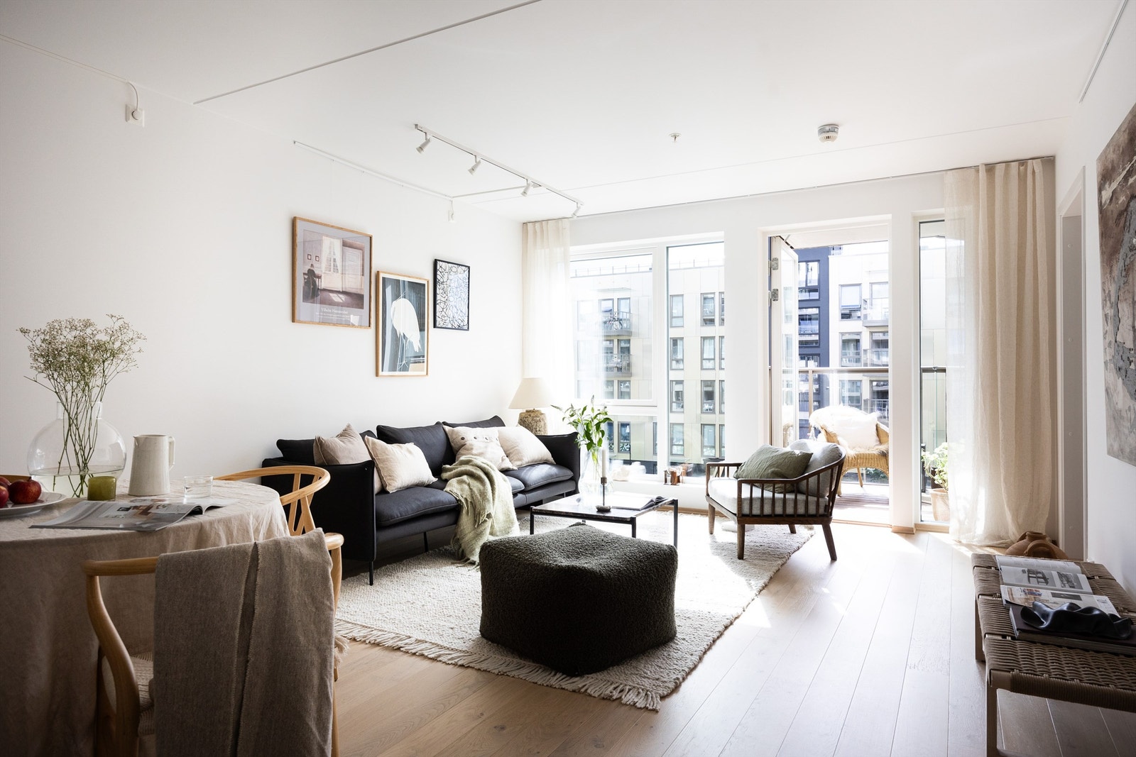 Det første som møter deg er store vindusflater og en utsikt over sameiets fellesarealer, noe som gir en flott atmosfære Galleribilde