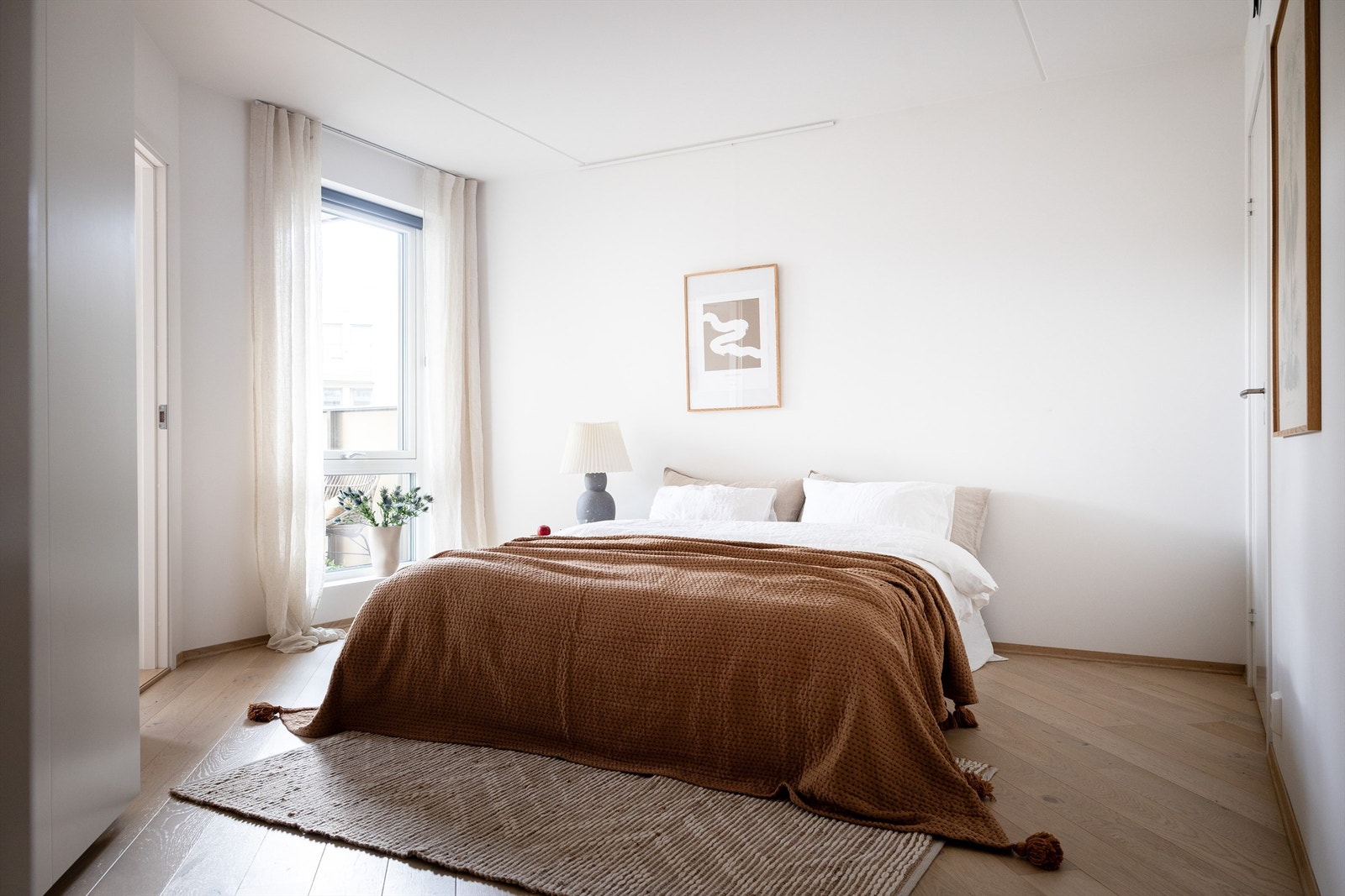 Soverommet er av god størrelse og byr på plass til dobbeltseng med tilhørende nattbord på hver side Galleribilde