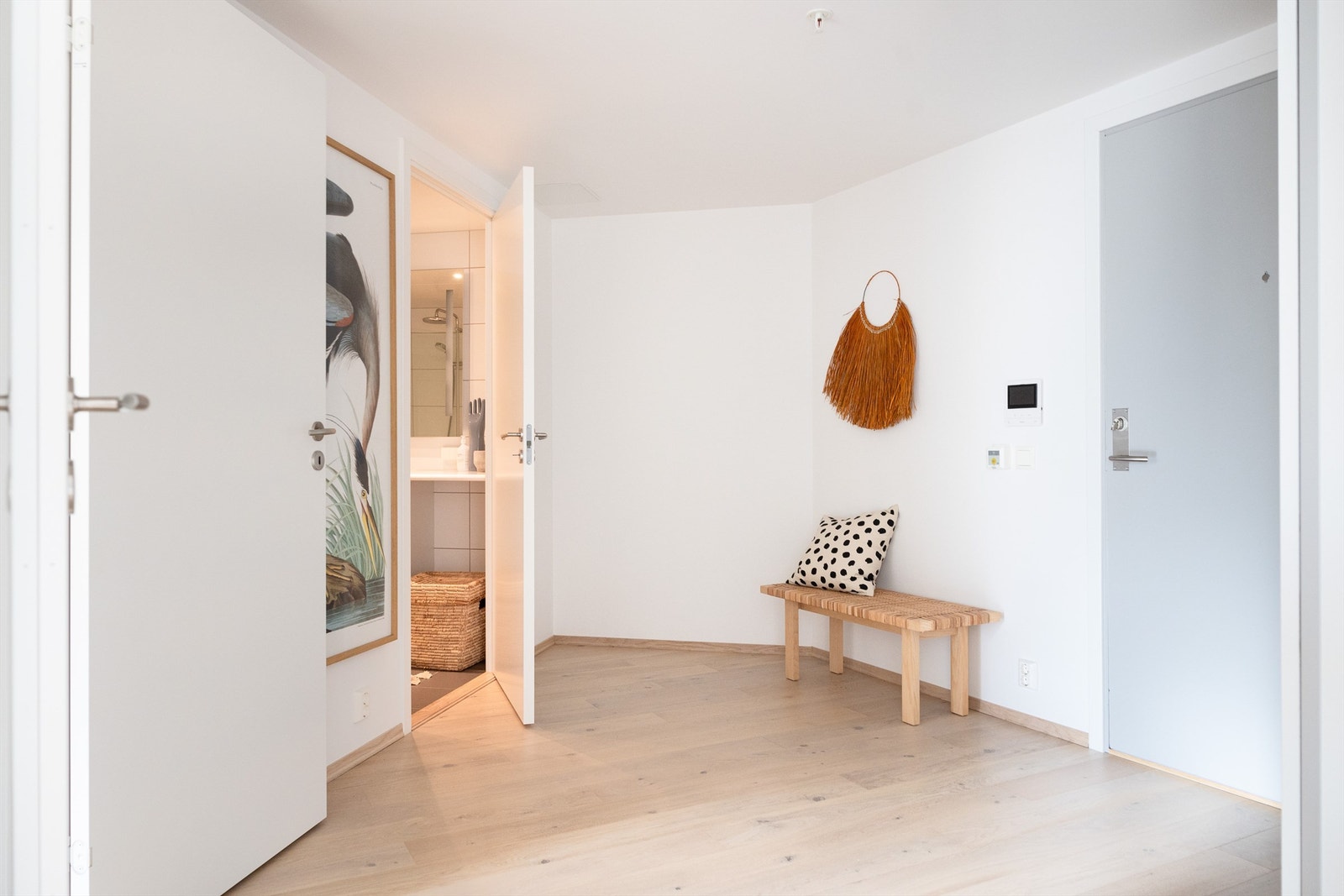 Videre er det god plass til ytterligere oppbevaringsmøbel etter eget ønske Galleribilde