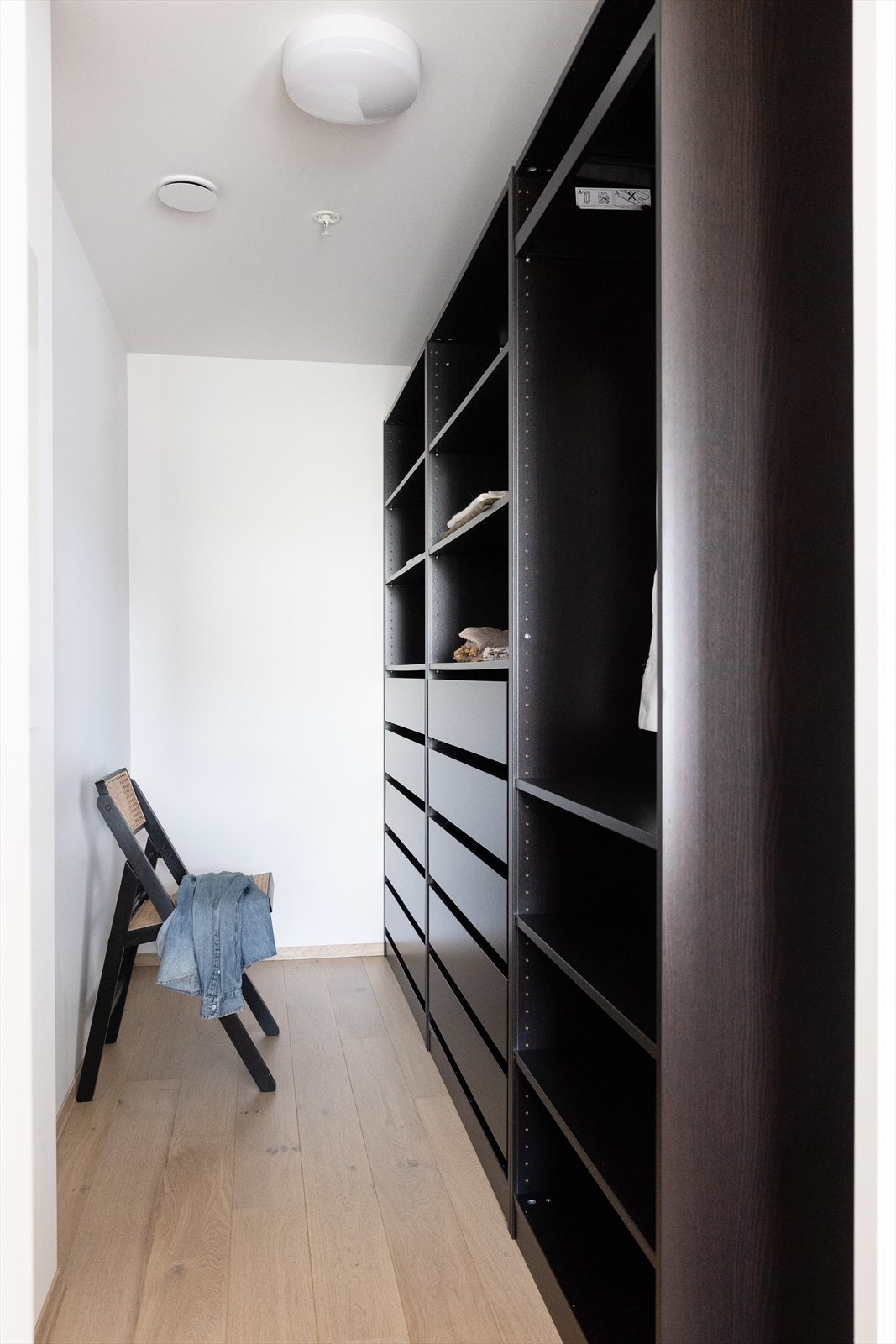 Trenger du et separat omkledningsrom eller mer lagringsplass? I denne leiligheten blir byggemeldt innvendig bod benyttet som omkledningsrom, rommet er ikke godkjent til varig opphold Galleribilde