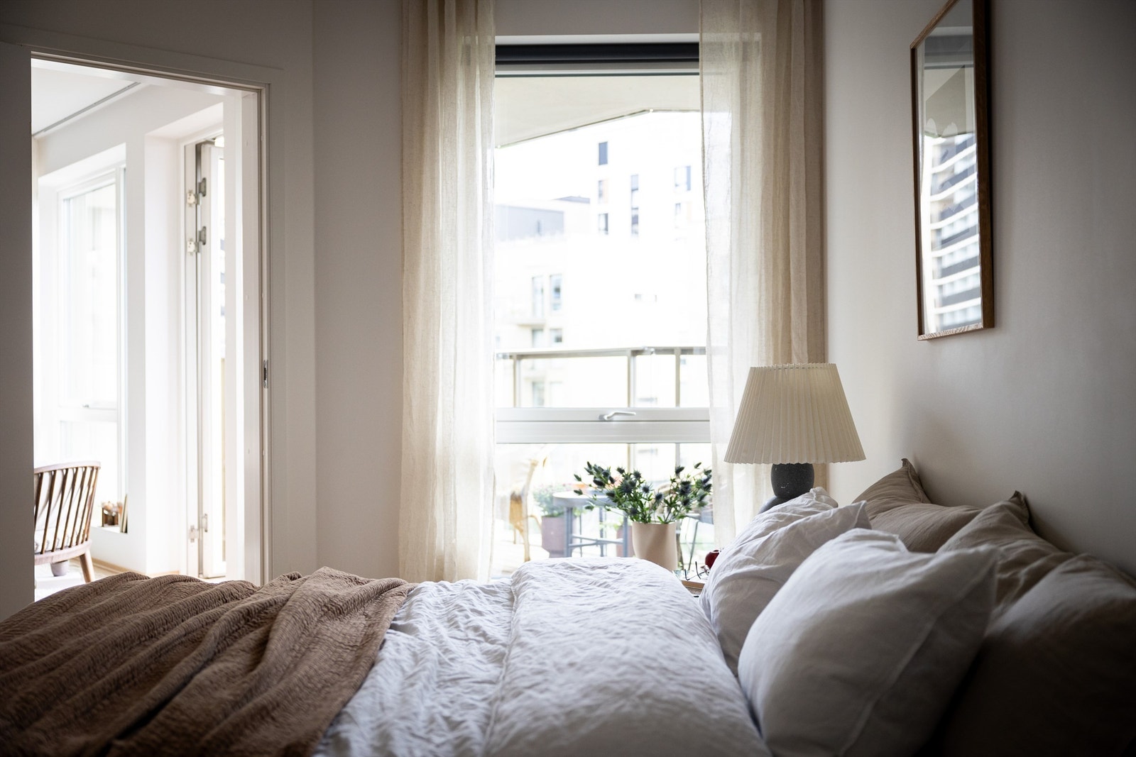 Rommet ligger høyt og fritt vendt ut mot fredelig og trafikkstille område, her kan du sove med vinduet åpent! Galleribilde