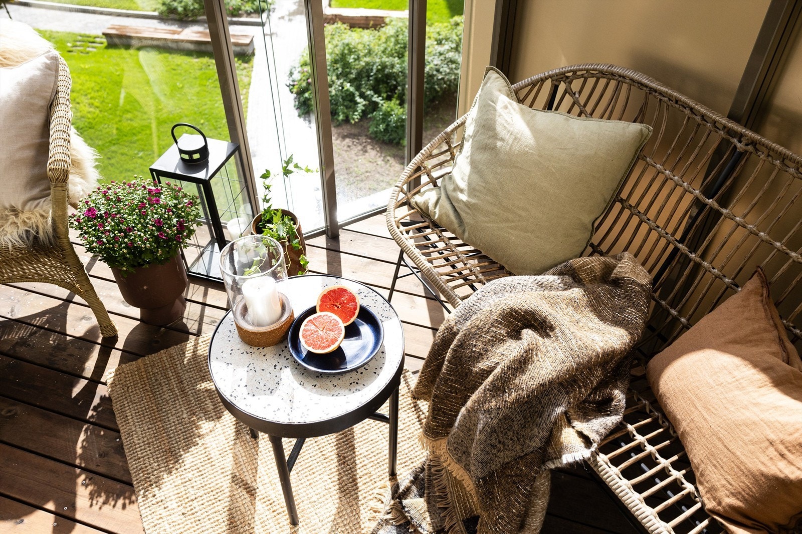 På årets varme dager fungerer balkongen naturligvis godt som en forlengelse av stuen Galleribilde