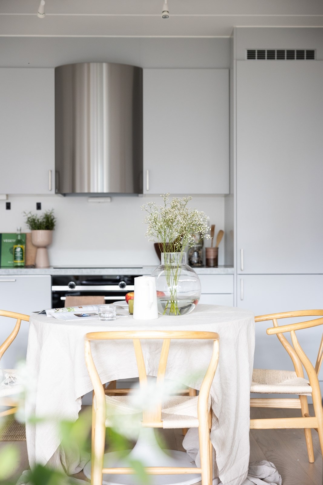 I fin tilknytning til både stue og kjøkken er det også plass til en spisestue Galleribilde