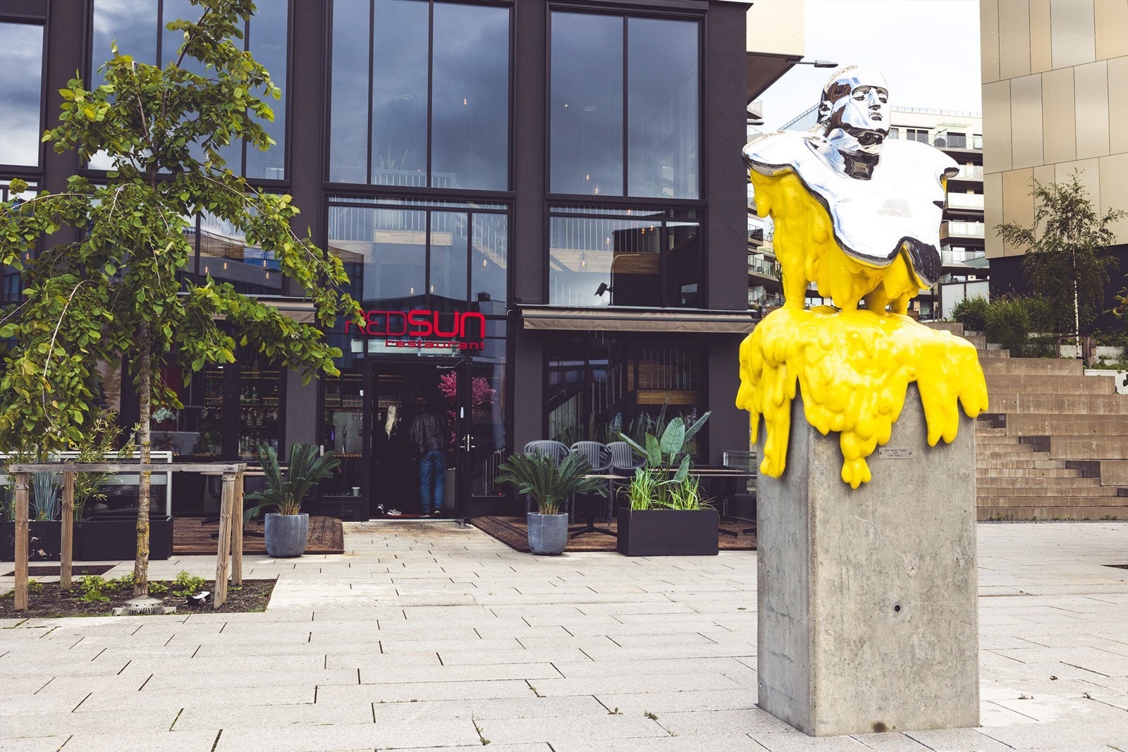 På nedsiden av sameiet er Redsun, populær Asian fusion restaurant Galleribilde