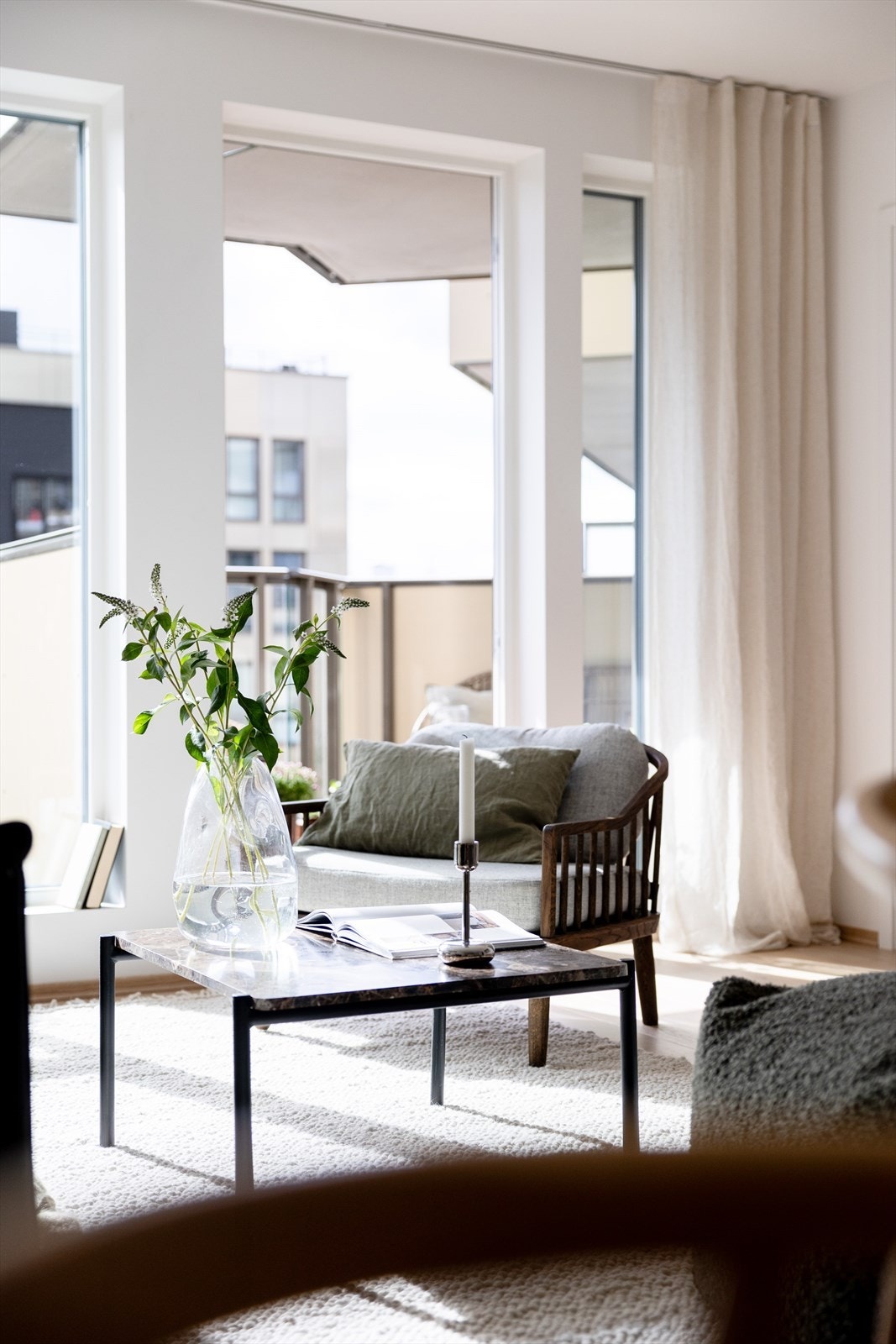 Gardinskinne er montert i taket, noe som gir en god romfølelse Galleribilde