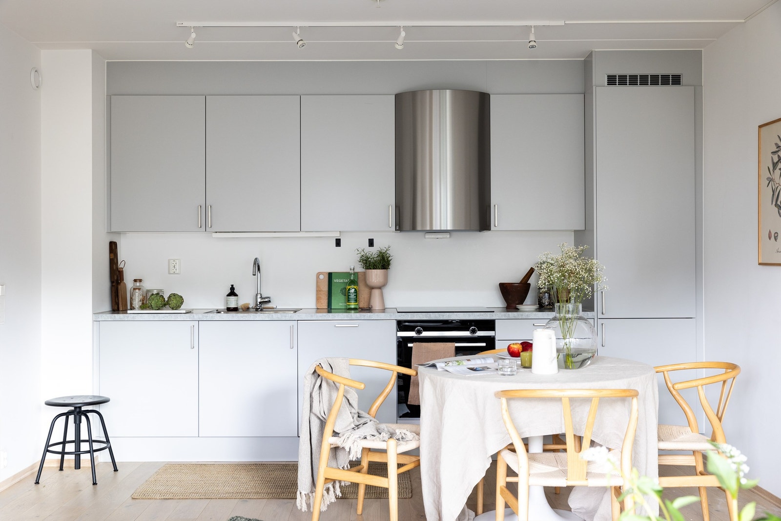 Innredning med lyse, glatte skapfronter, laminat benkeplater, underlimt rustfri oppvaskkum og ett-greps armatur Galleribilde