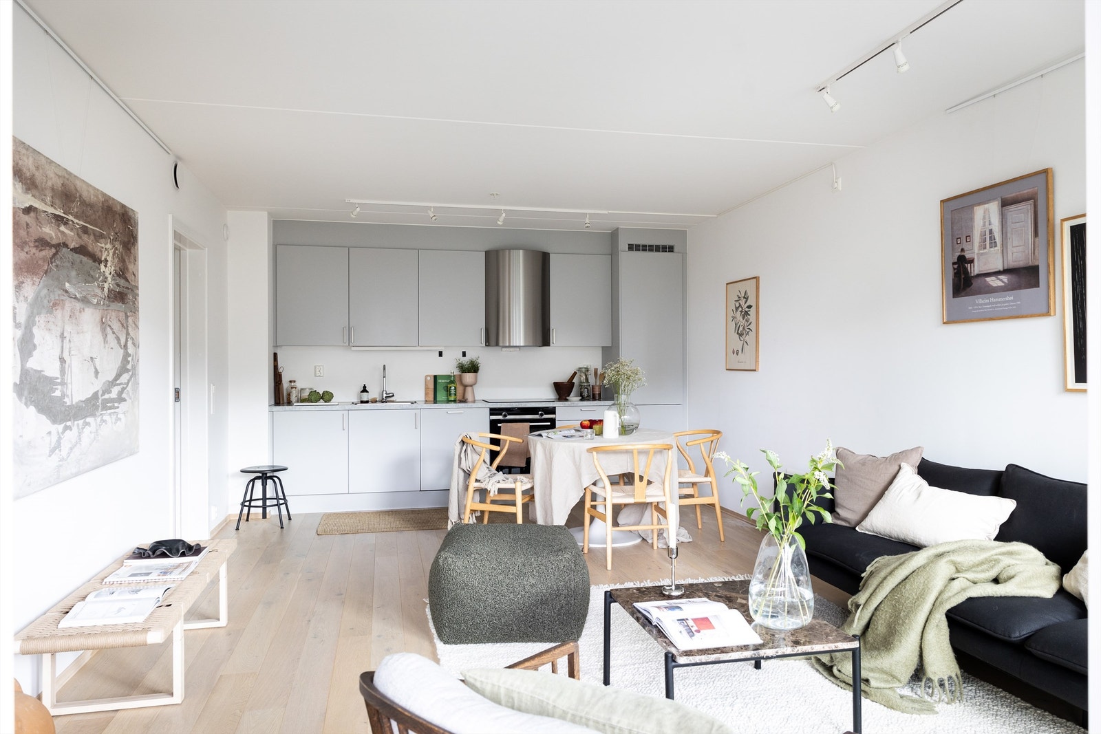 Moderne og innholdsrikt kjøkken i åpen løsning med stuen Galleribilde