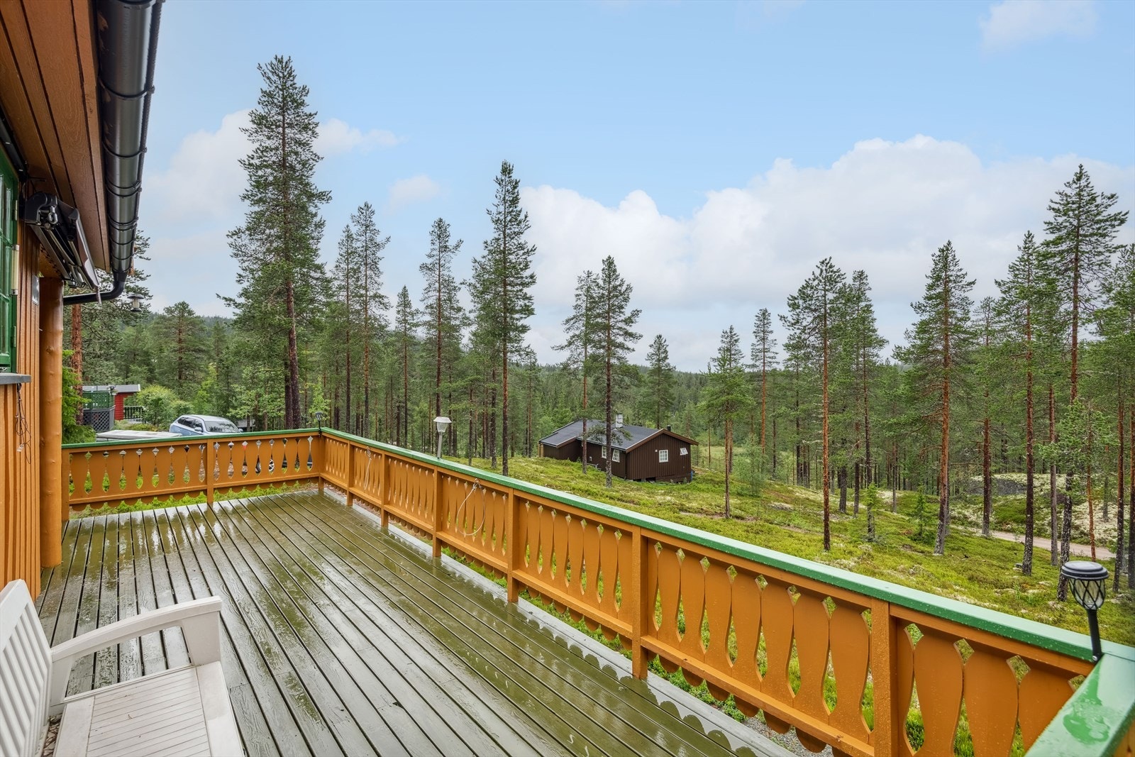 En koselig og enkel hytte med stor og solrik sydvestvendt terrasse på ca. 40m². Galleribilde
