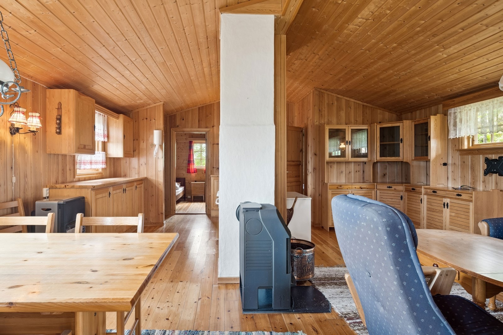 Sosialt og hyggelig oppholdsrom med plass til både sofagruppe med salongbord og et spisebord. Galleribilde