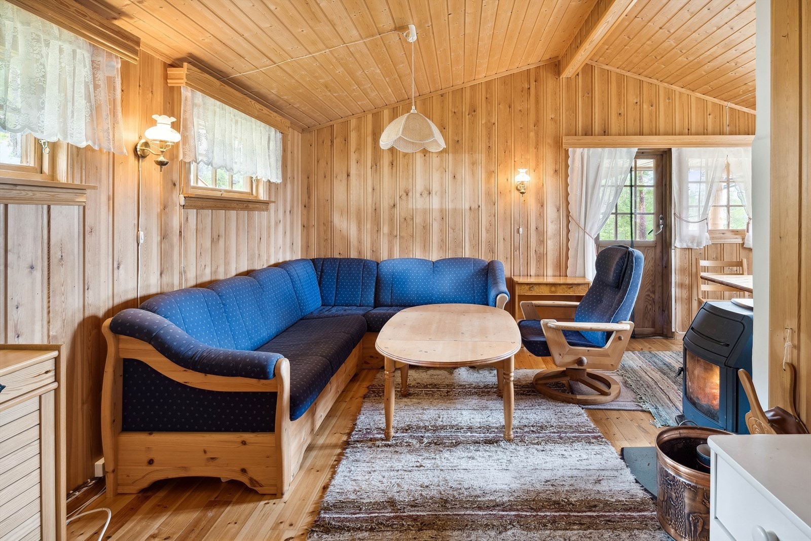 Hytta har en koselig hyttestandard med heltre furugulv og overflater med trepanel. Galleribilde
