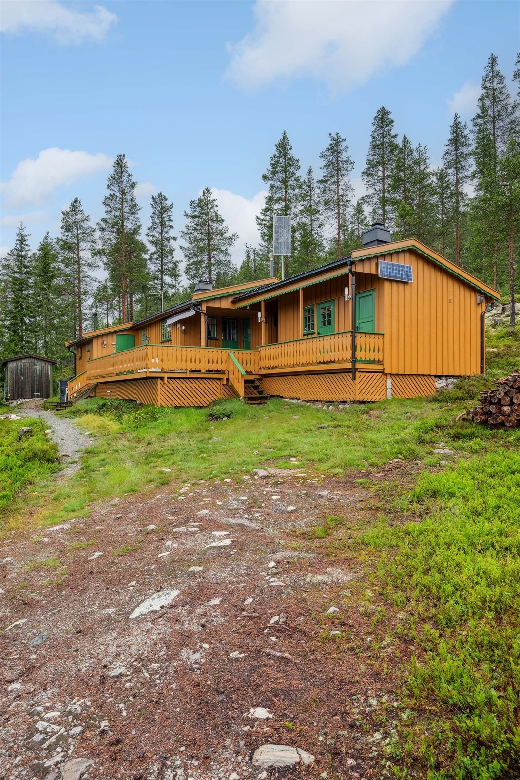Hytta ligger i et flott naturlandskap med kort avstand til vidder og fjell for både toppturer på sommerstid, sykling og fine skiturer på vinterhalvåret. Området rundt hytta har gode jakt- og fiskemuligheter og fine turterreng som kan benyttes året rundt. Galleribilde