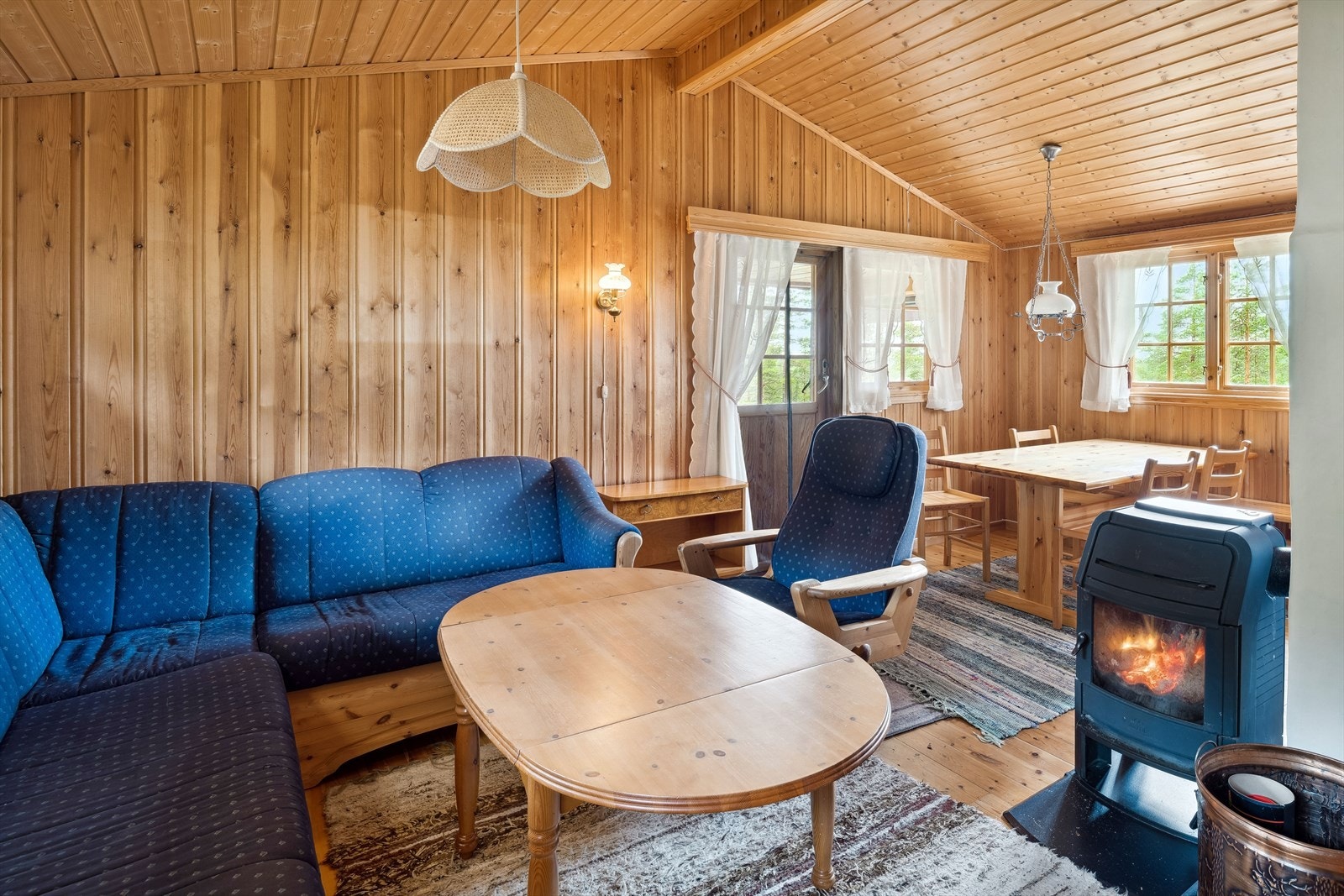 Som et fint midtpunkt i stuen har du en koselig vedovn som varmer godt på kalde høst- og vinterdager. Galleribilde