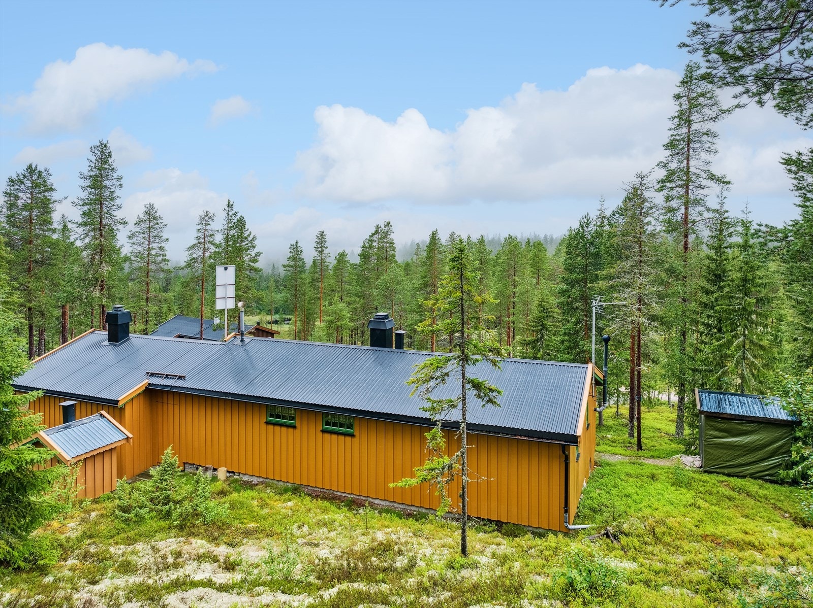 Her kan vi presentere ypperlig hytte for deg som ønsker å være nær naturen og som trives med tradisjonelt friluftsliv gjennom hele året. Det er ca. 12 km til Åkerstrømmen med ulike tilbud, badeplass og idrettsanlegg. Galleribilde