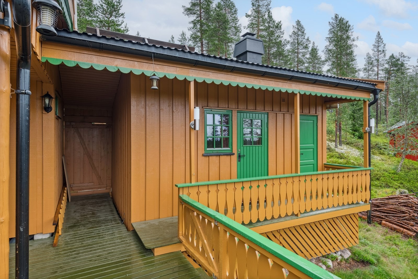 Hytta ble tilbygget med et anneks i 2000. Annekset består av et gjesterom og en bod med utvendig adkomst. Galleribilde