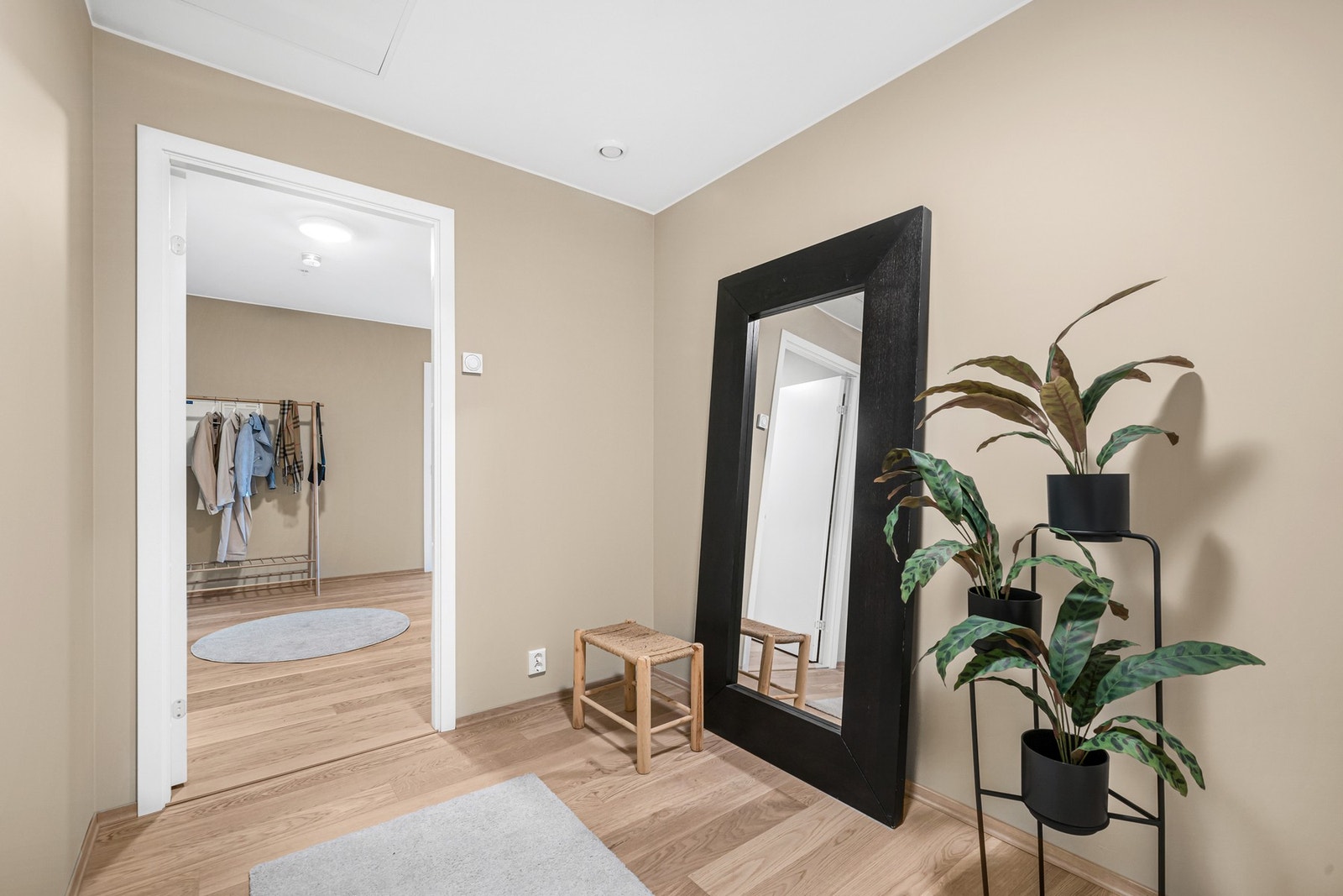 God plass til dobbeltseng, garderobeskap m.m. Galleribilde