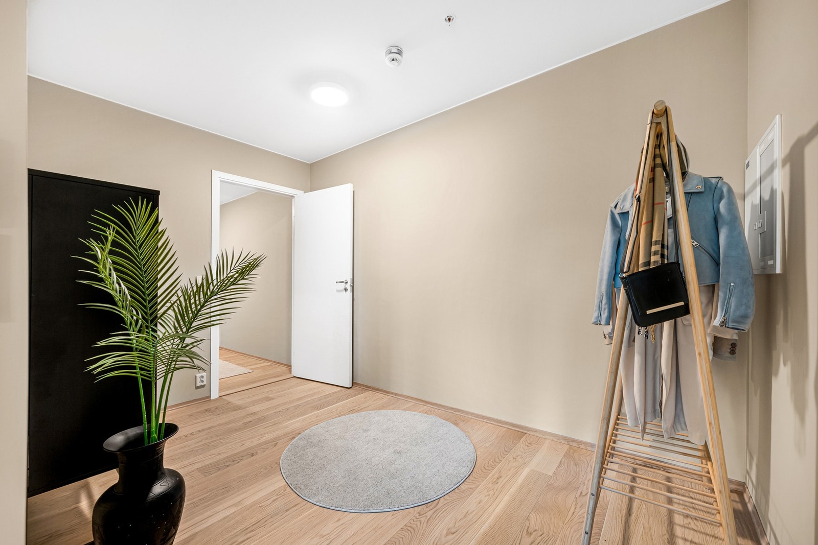 Innbydende entrè med god plass til oppbevaring. Galleribilde