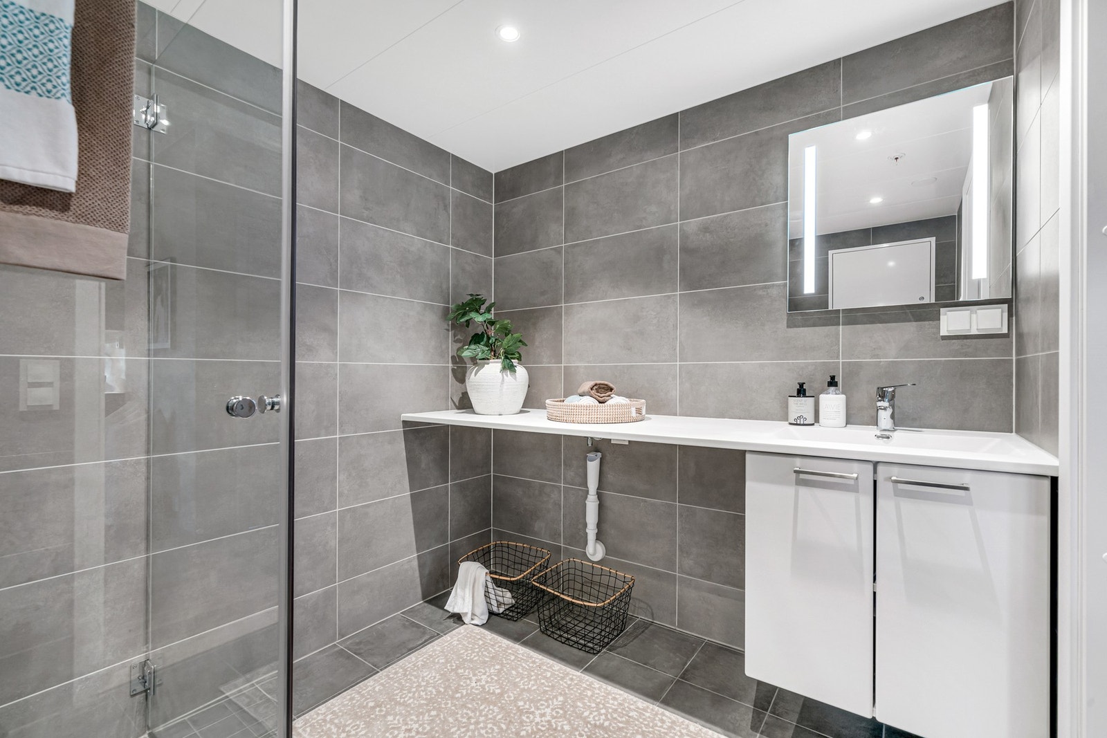 God plass til vaskemaskin og tørketrommel under benkeplate. Galleribilde