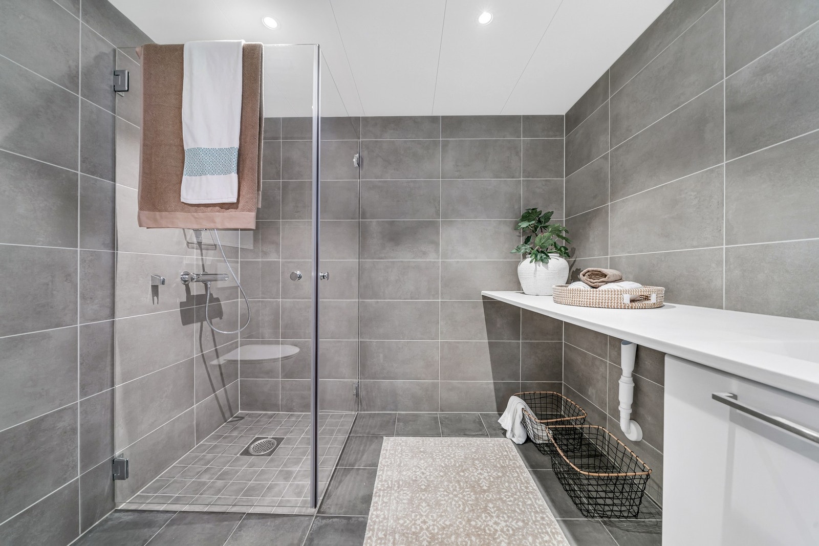 Delikat baderom i moderne flisvalg og flotte fargetoner. Galleribilde