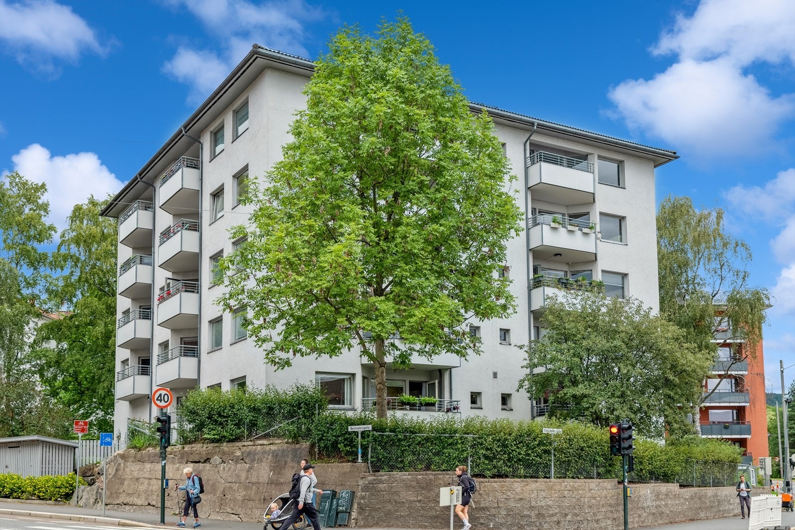 Leiligheten har en attraktiv beliggenhet med umiddelbar nærhet til dagligvarehandel, caféer, treningssenter, samt et meget godt kollektivtilbud. Flotte tur- og rekreasjonsområder langs Akerselva og i nærliggende parker. Galleribilde