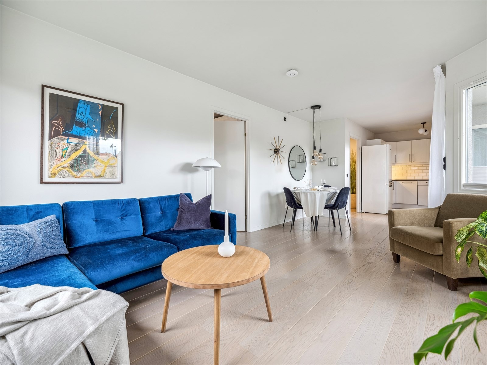 I 2021 ble hele leiligheten overflatemalt. Galleribilde