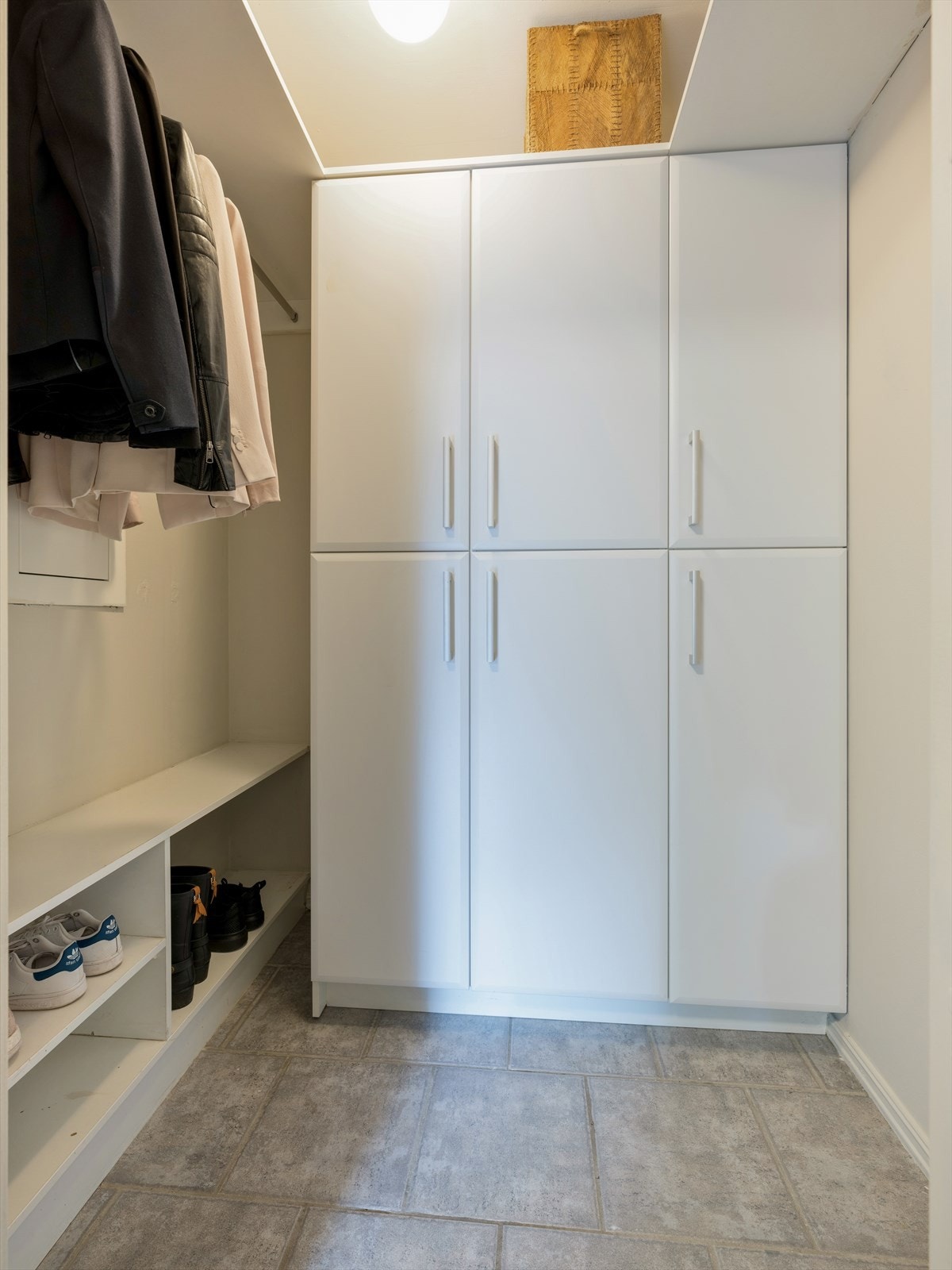 God plass til å henge fra seg yttertøy og sette fra seg sko i et praktisk innredet omkledningsrom med stang, hyller og garderobeskap. Galleribilde