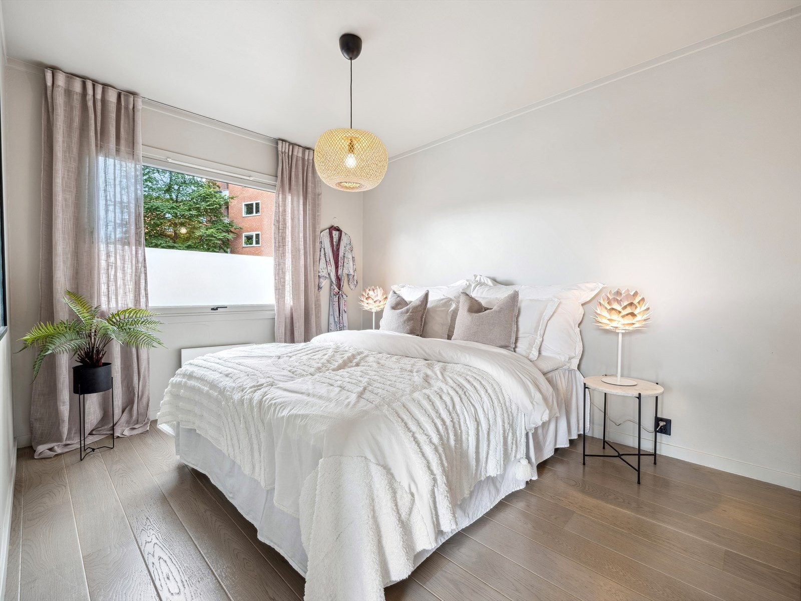 God plass til stor dobbeltseng, nattbord på hver side i tillegg til annet ønskelig møblement. Galleribilde