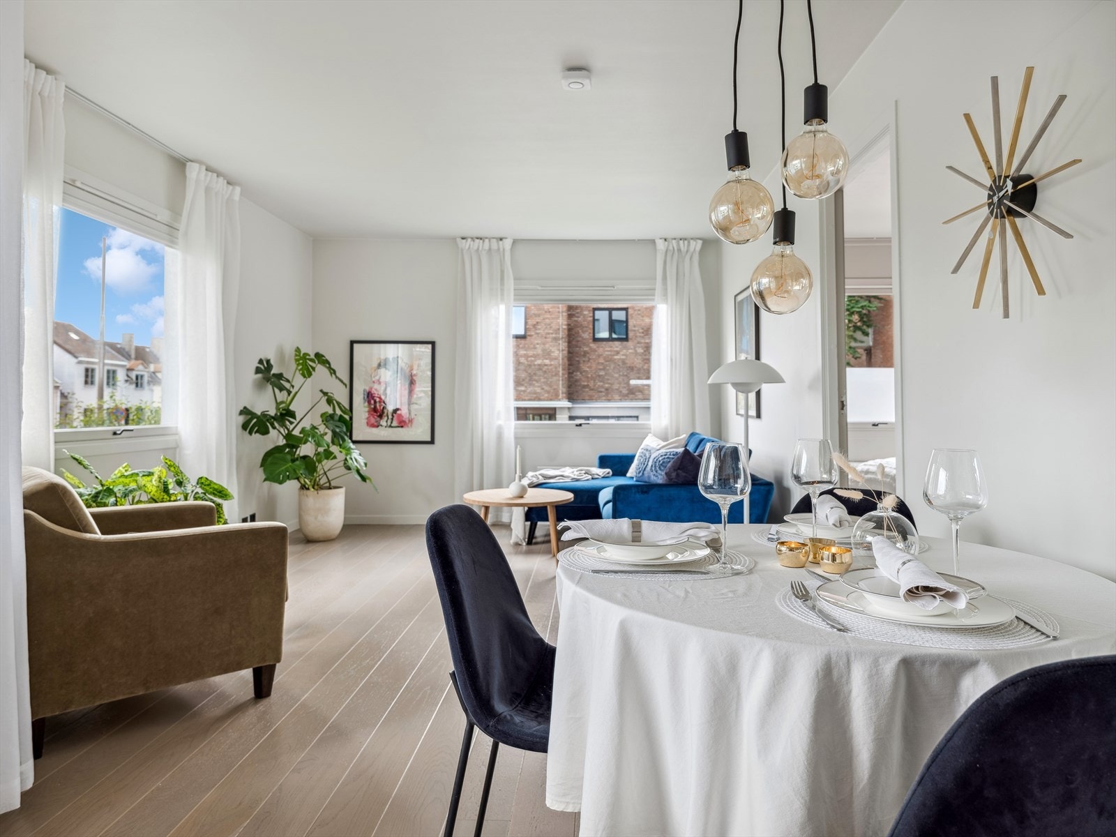 Her får man kvaliteter som svært gode lysforhold, store gode rom, solrik balkong, gode lagringsmuligheter og en gjennomgående god standard. Galleribilde