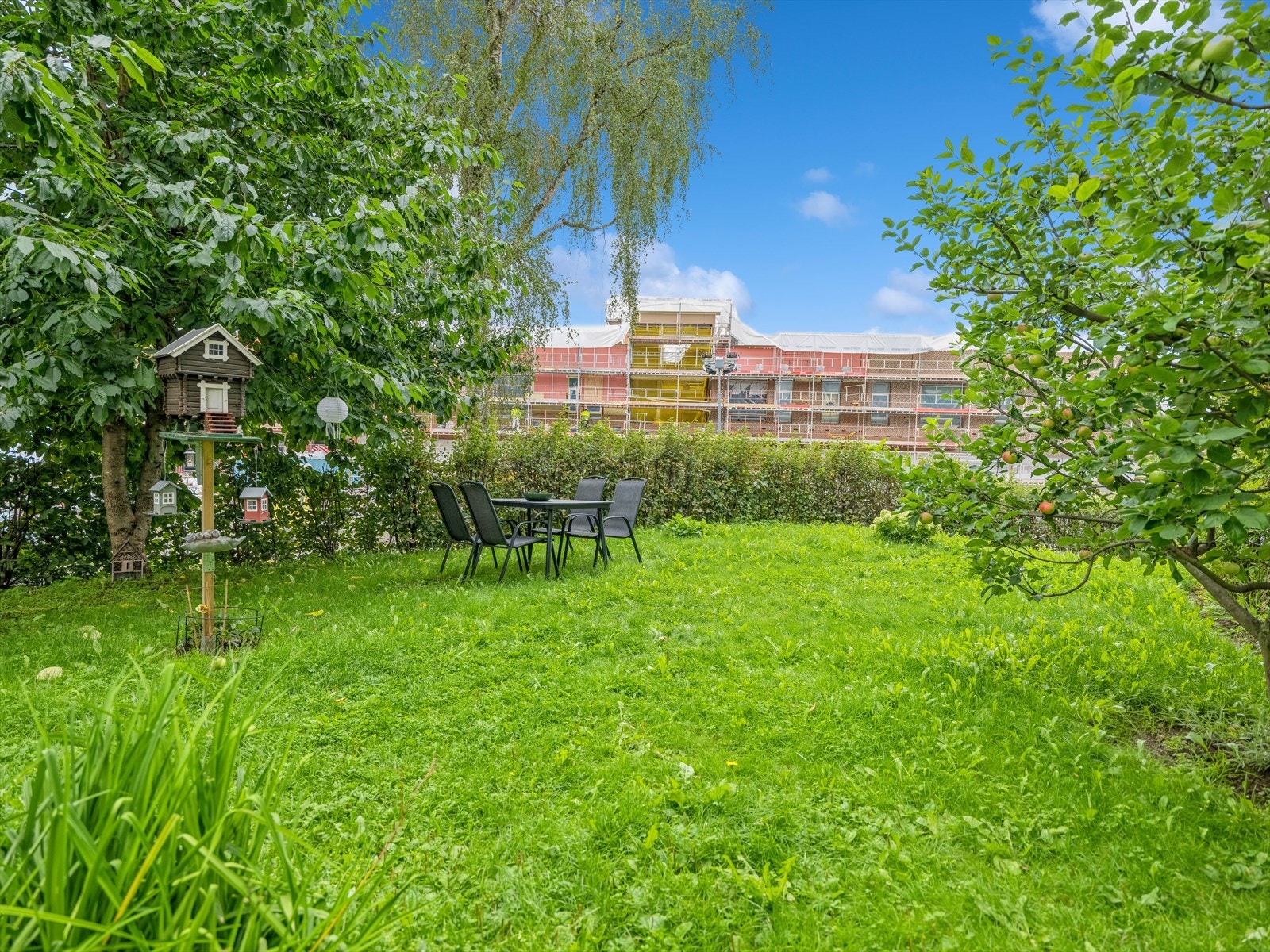 Hagen er skjermet av hekk og er pent opparbeidet med trær og beplantning. Galleribilde