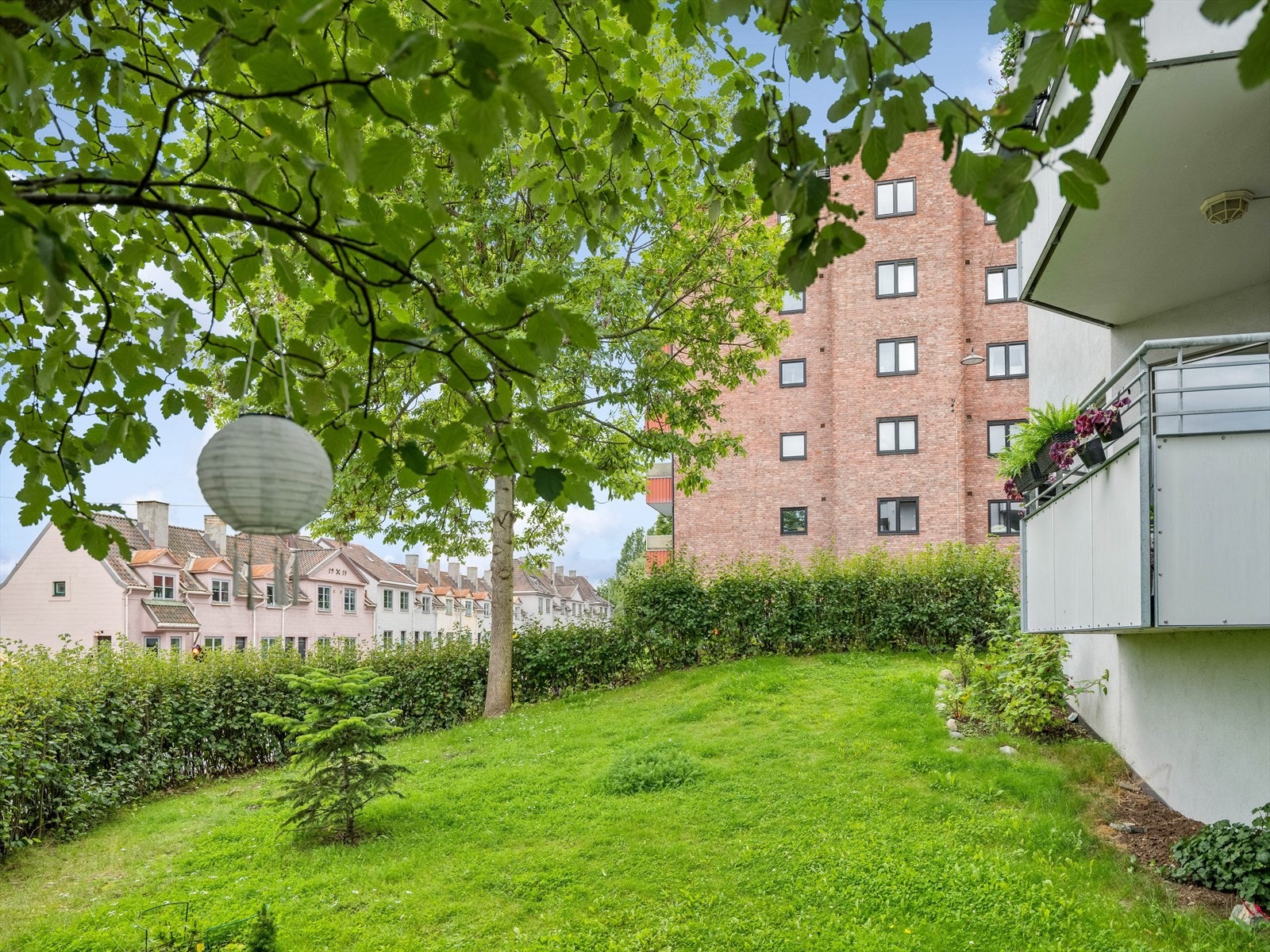 I forkant av leiligheten er det en hyggelig felleshage. Galleribilde